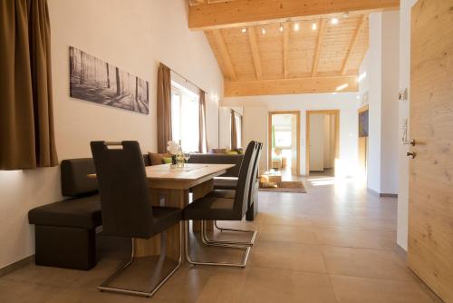 乌姆豪森Alps 3000-2的一间带桌子和黑色椅子的用餐室