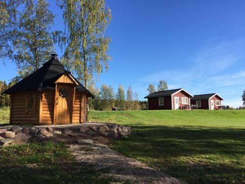 SörmarkSörmarks Camping的地面上的小木屋,有房子