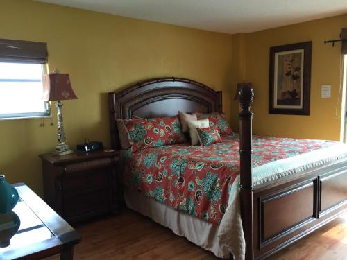 西耶斯塔岛Crescent Arms Condominiums的一间卧室配有一张红色棉被的床