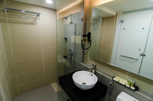 卢穆特晨星酒店@红土坎海滨的一间带水槽和镜子的浴室