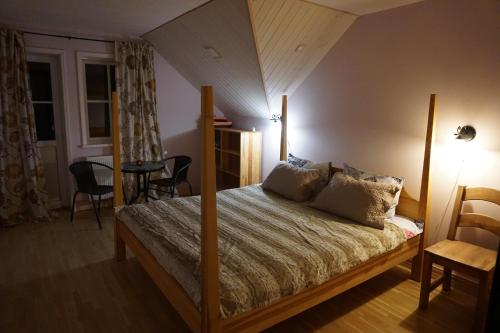 普拉特利艾North Lake Villa Plateliai的一间卧室配有一张木架床