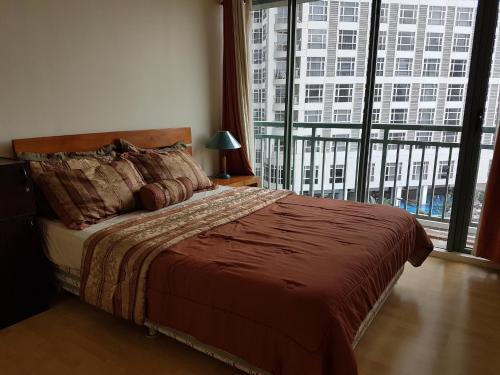 ORTIGAS 2 Br Corner Unit With 2 Queen Across Shangrila客房内的一张或多张床位