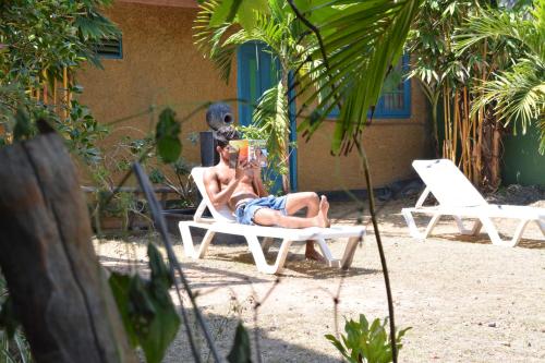 瓦都瓦Raj Mahal Inn的躺在沙滩椅上的男人