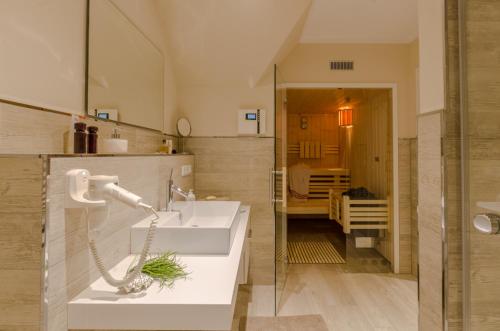 青斯特Grosse Kirr的浴室配有白色水槽和淋浴。