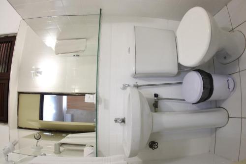 福塔莱萨阿姆任安玛酒店的浴室设有镜子、盥洗盆和卫生间