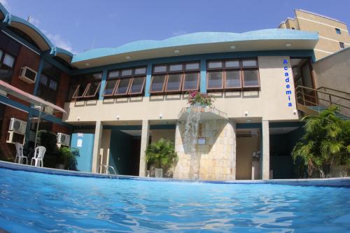 福塔莱萨阿姆任安玛酒店的大楼前设有游泳池的酒店