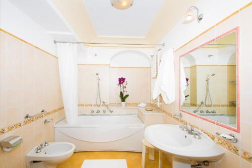 加州酒店的一间浴室