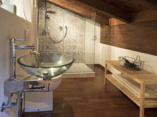 萨韦纳河畔圣拉扎罗洛坎达卡斯特尔德布里蒂乡村民宿的一间带玻璃碗水槽和淋浴的浴室