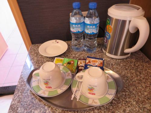 台北一等好旅店的茶具,柜台上装有两个盘子和水瓶