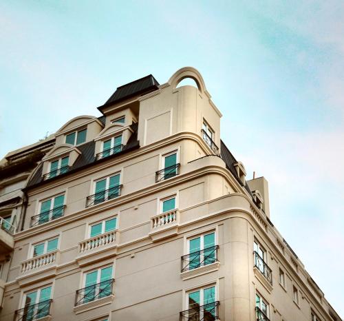 布宜诺斯艾利斯卡尔斯酒店的一座高大的白色建筑,上面有窗户
