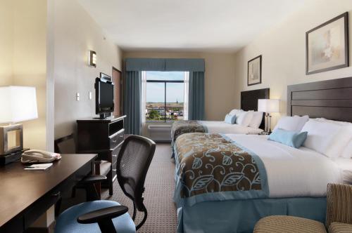 新布朗费尔斯布劳恩费尔斯温盖特温德姆酒店的酒店客房配有两张床和一张书桌