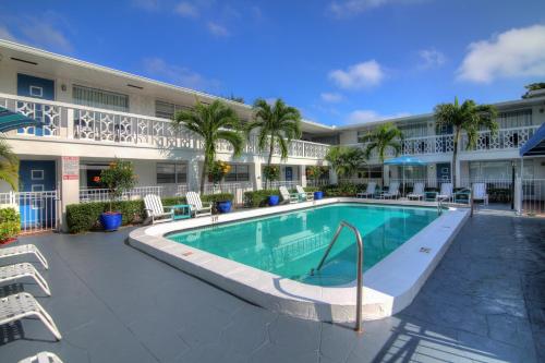 佛罗里达梅迪套房汽车旅馆内部或周边的泳池