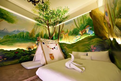 花莲市幸福童漾的一间拥有森林壁画的儿童卧室