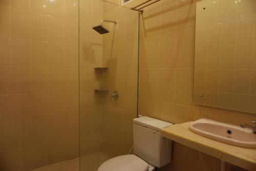 库塔纱丽英达旅馆的带淋浴、卫生间和盥洗盆的浴室
