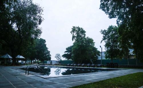 丹不拉吉曼哈拉酒店的公园里一个带滑梯的游泳池