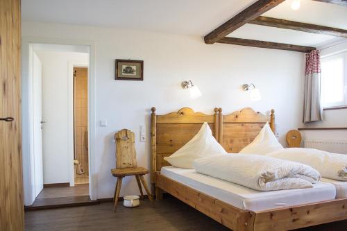 格拉芬豪森克雷蒙潘森酒店的一间卧室配有一张带木制床头板的床