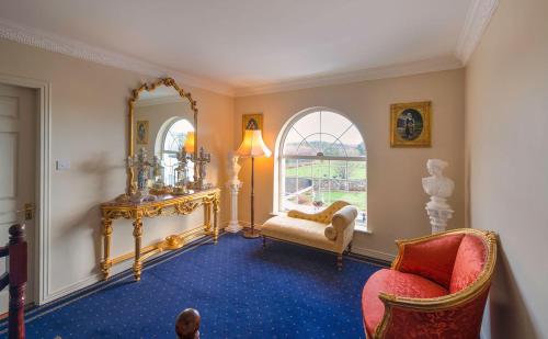 韦斯特波特Carrabaun House的客厅配有椅子和镜子