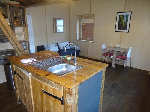 塔瓦兰小木屋的厨房或小厨房