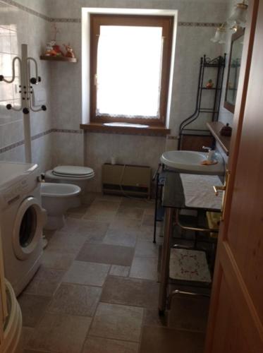 科马诺泰梅Casa Luigina的浴室设有2个卫生间、水槽和窗户。