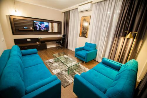 克卢日-纳波卡Cluj Business Class的客厅配有蓝色的沙发和2把蓝色的椅子