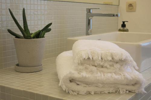 根特伯格大街8号旅馆的一个带毛巾的盥洗盆旁浴室