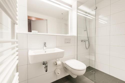 诺德霍恩默弗青旅的白色的浴室设有卫生间和水槽。