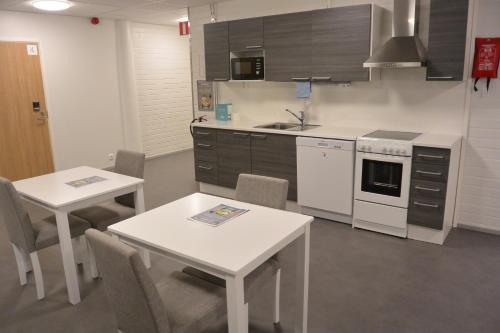 Forenom Aparthotel Raahe的厨房或小厨房