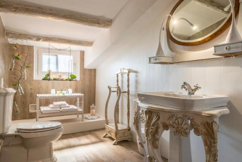 圣塔克里斯蒂纳阿鲁玛斯塔皮欧拉斯酒店的一间带水槽、卫生间和镜子的浴室