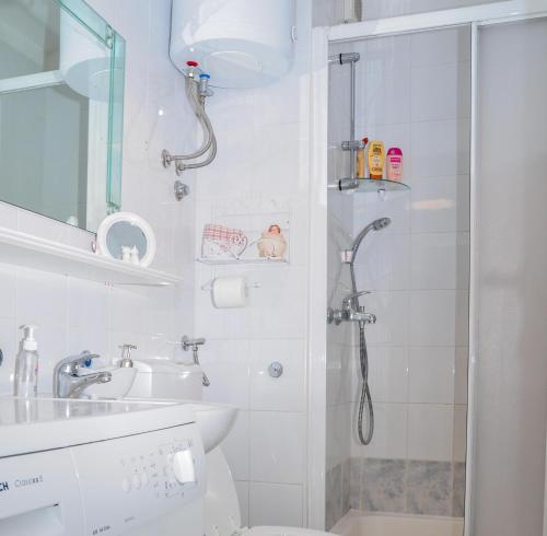 斯普利特内拉海滩公寓的带淋浴、卫生间和盥洗盆的浴室