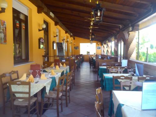 PierisCasa Vacanza Holiday的一间在房间内配有桌椅的餐厅