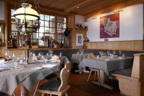 施库尔特劳贝酒店的一间带桌椅和吊灯的用餐室