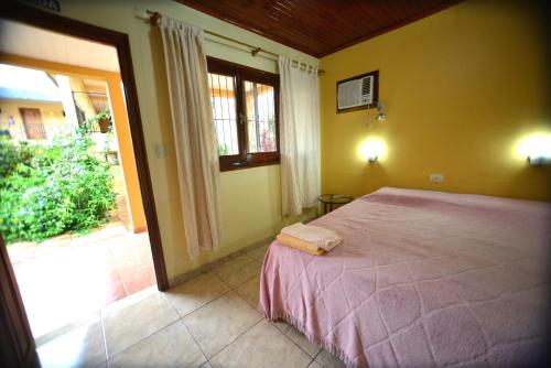 伊瓜苏港莉莲酒店的一间卧室设有一张床和一个大窗户