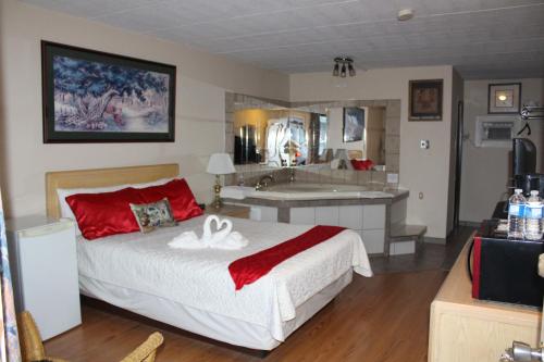 尼亚加拉瀑布尼亚加拉丽思汽车旅馆的一间卧室配有一张床,浴室设有浴缸