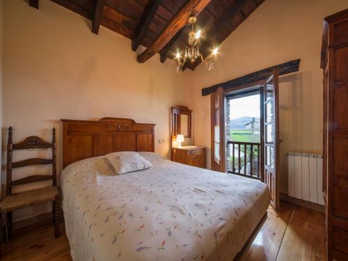 GazteluCaserio Gaztelu的一间卧室设有一张大床和一个窗户。