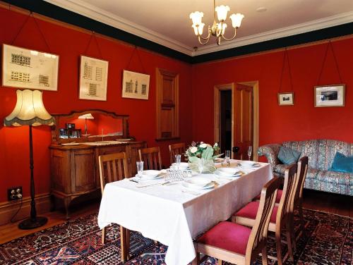 奥克兰布拉马尔议会大厦住所加早餐旅馆的一间设有红色墙壁和桌子的用餐室