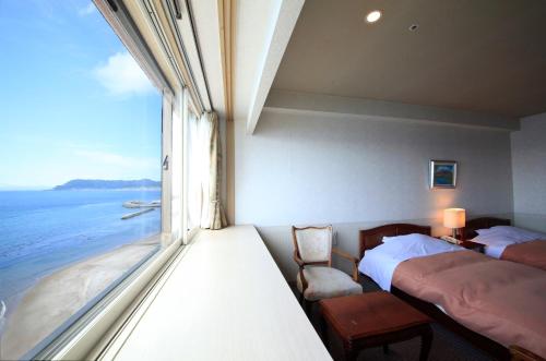 函馆平成馆石塞亭日式旅馆的客房设有两张床和一扇海景窗户。