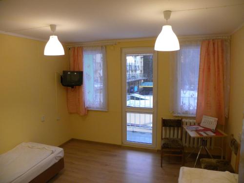 加茨比亚格拉Pokoje Gościnne Standard的客房设有1张床、1台电视和窗户。
