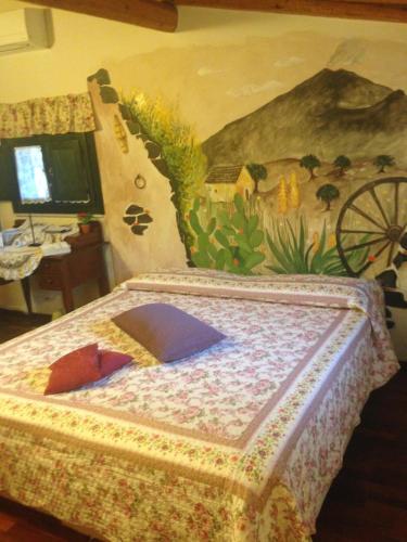 卡塔尼亚维特利亚阿尔玛鲁住宿加早餐旅馆的一间卧室配有一张壁画床