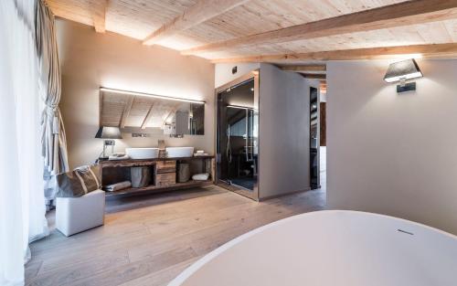 奥蒂塞伊蒙特木屋酒店的一间带水槽和镜子的浴室