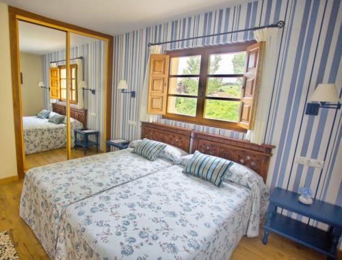 桑蒂拉娜殖民地酒店客房内的一张或多张床位