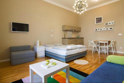 萨格勒布下城公寓的客房设有床、沙发和桌子。