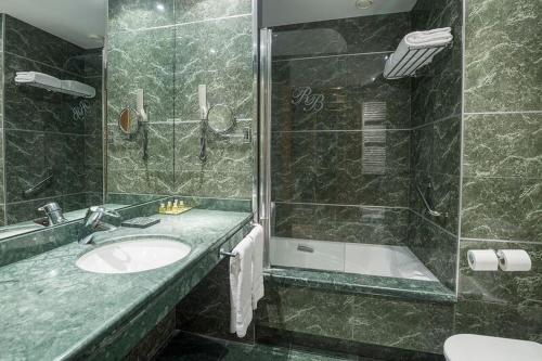 Hospedium Hotel Mirador de Gredos的一间浴室