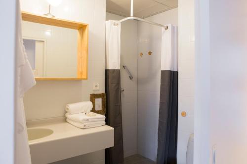 代尔夫特茱莉亚之家酒店的白色的浴室设有水槽和淋浴。