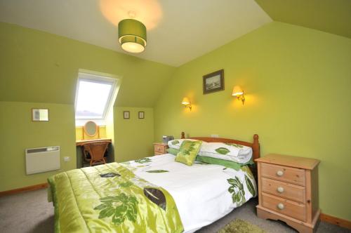 波特里Tarven Self Catering cottages的绿色卧室设有床和窗户
