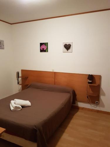 Saint Firmin拉特里尼特酒店的一间卧室配有一张床,上面有两条毛巾