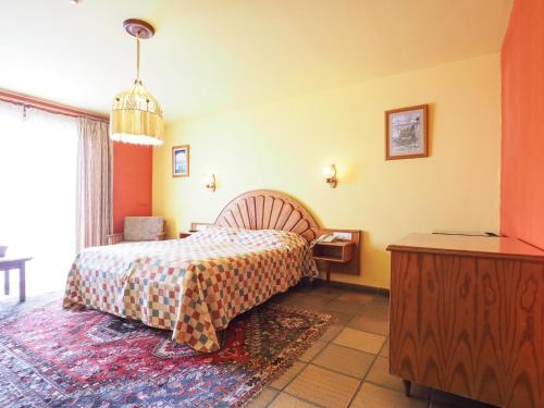 巴尔洛文托拉帕尔玛浪漫酒店的酒店客房设有床、桌子和电视。