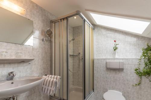 上迈塞尔施泰因Landhaus Berktold的带淋浴、盥洗盆和卫生间的浴室