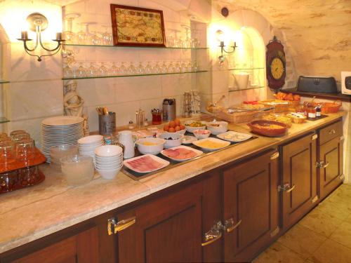 图尔杜马诺尔酒店的厨房柜台,上面有许多菜