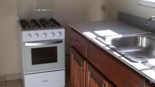 DolegaRaquel House的厨房配有炉灶和水槽