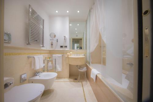 威尼斯亚拉克米狄亚酒店的一间带水槽、卫生间和淋浴的浴室